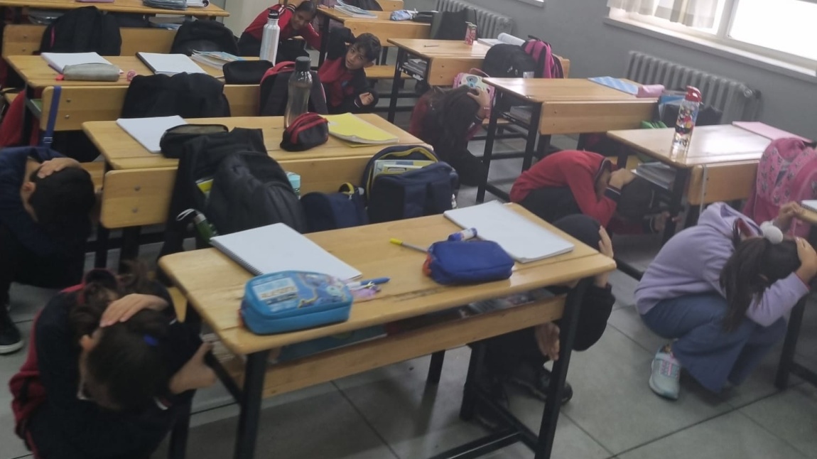 Hasan Ali Yücel İlkokulu’nda Deprem Tatbikatı Gerçekleştirildi